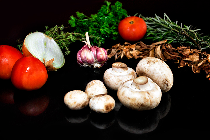 ingredientes: cebola, alho, tomate, ervas e cogumelos