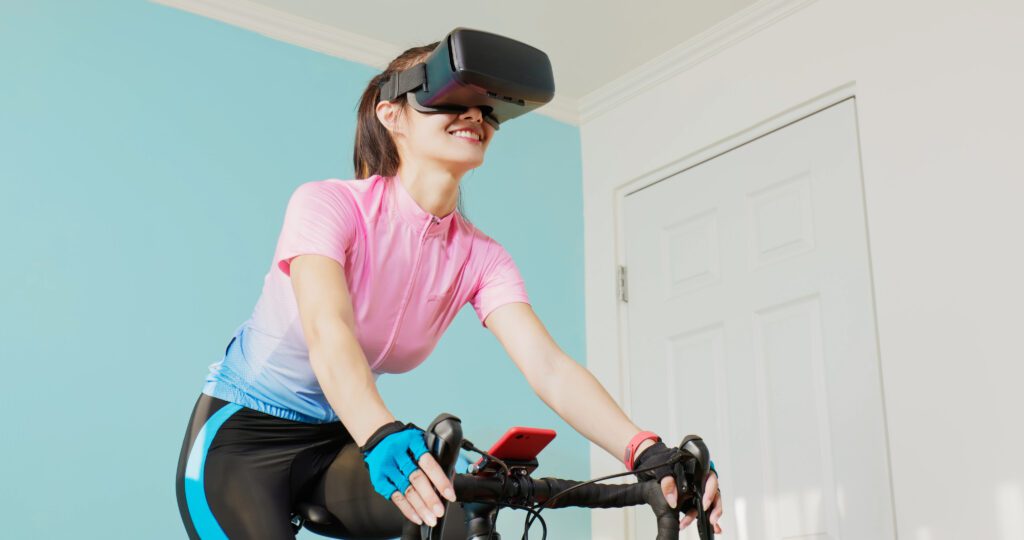 Mulher pedalando com óculos VR.