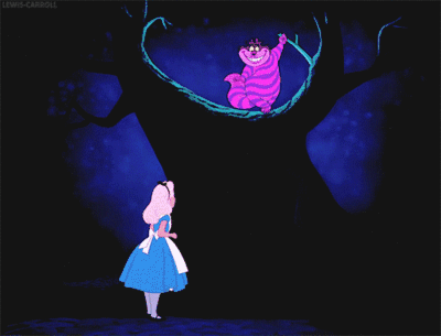 A personagem Alice, de "Alice no País das Maravilhas" aparece conversando com o gato Cheshire. Ambos são da animação da Disney.